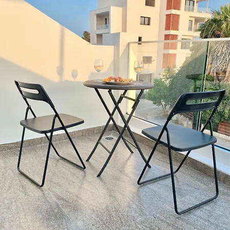 Ev Zin - Modern, Cozy, 1 Bed, Pool, 2 Balconies, A105 Lägenhet Paphos